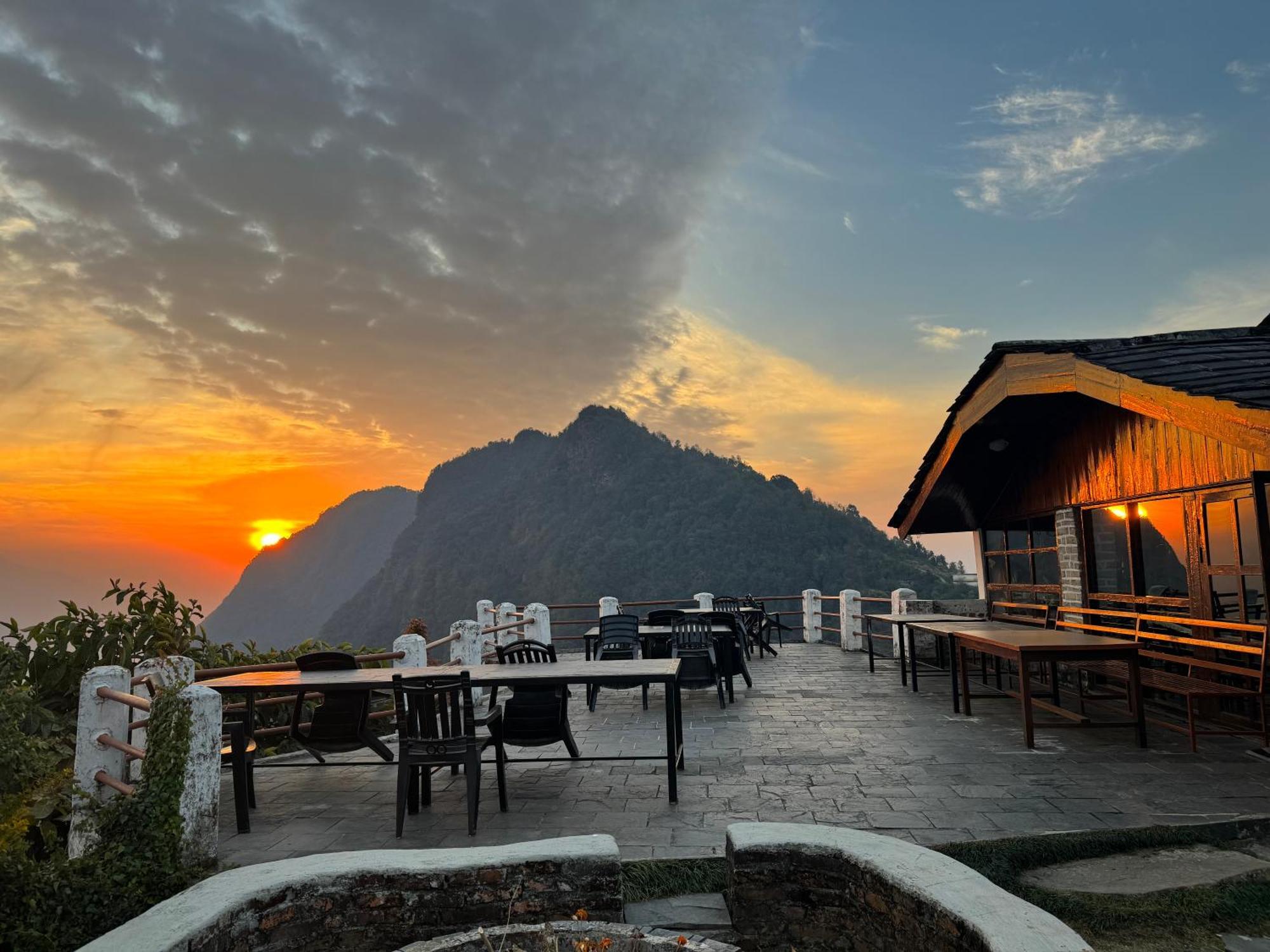 Es Deurali Resort Покхара Екстер'єр фото