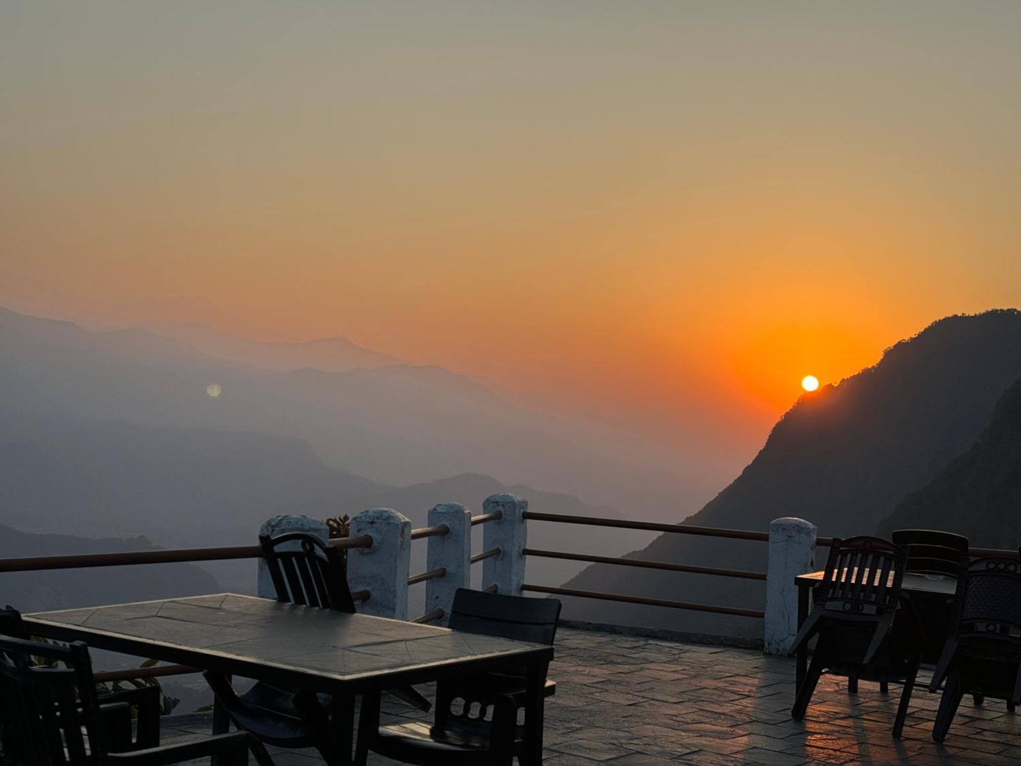Es Deurali Resort Покхара Екстер'єр фото